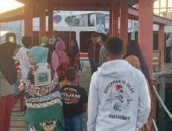 Suasana di pelabuhan Desa Ngele-Ngele Besar ketika warga yang terlihat antusias menaiki kapal angkutan gratis yg disediakan Pemda Morotai.