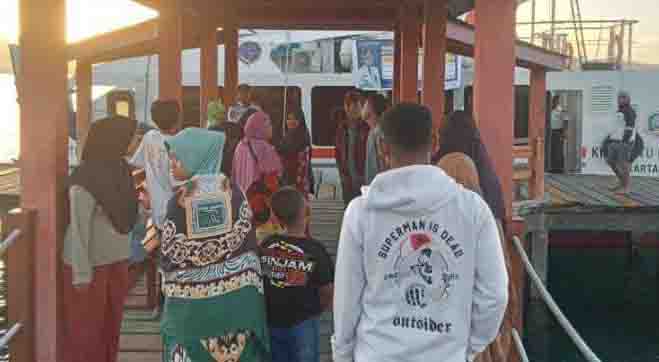 Suasana di pelabuhan Desa Ngele-Ngele Besar ketika warga yang terlihat antusias menaiki kapal angkutan gratis yg disediakan Pemda Morotai.