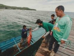 Peserta menyerahkan hasil tangkapan ikan kepada panitia Tournament