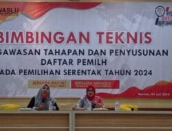 Ketua Bawaslu Pulau Morotai, Ramla Molle, saat memberikan materi dalam kegiatan Bimtek pengawasan tahapan dan penyusunan daftar pemilih