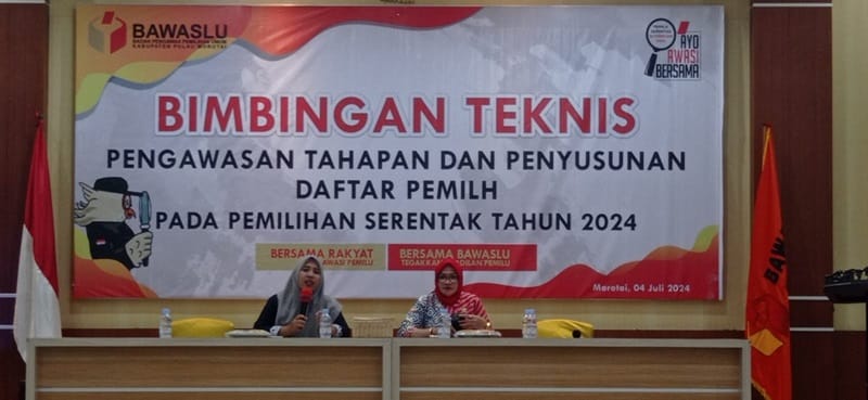 Ketua Bawaslu Pulau Morotai, Ramla Molle, saat memberikan materi dalam kegiatan Bimtek pengawasan tahapan dan penyusunan daftar pemilih