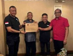 Ketua dan Sekretrais DPD PDIP Malut menyerhakan rekomndasi kepada Paslon Bupati Hlateng Rahim - Nuryadin