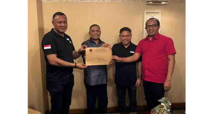 Ketua dan Sekretrais DPD PDIP Malut menyerhakan rekomndasi kepada Paslon Bupati Hlateng Rahim - Nuryadin