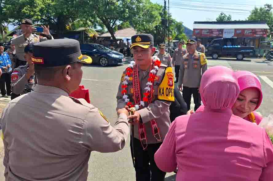 Proses Penyambut Kapolres Kabupaten Pulau Morotai, AKBP Bobby Kusuma Ardiansyah, saat tiba di Kantor Mapolres Pulau Morotai