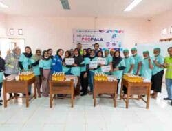 Ibu-ibu kelompok dampingan Harita Nickel di Desa Kawasi antusias mengikuti pelatihan pengolahan produk turunan buah pala hingga siap kemas untuk dipasarkan