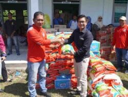 Kepala Kantor Perwakilan Harita Nickel Ternate, Dedy Hermansyah menyerahkan Bantuan ke Posko Pengungsian Banjir Bandang Rua, bertempat di SMK 4 Kota Ternate