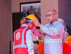 Dimas Handi Sulistiyo (Assisten Dept Head Production, PT HJF) secara simbolis mewisuda peserta PELITA Batch II
