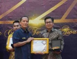 Kepala Kantor Harita Nickel Perwakilan Ternate, Dedi Hermansyah, saat menerima penghargaan Bea Cukai Ternate Award 2024 dari Kakanwil Ditjen Perbendaharaan Provinsi Maluku Utara, Tunas Agung Jiwa Brata.