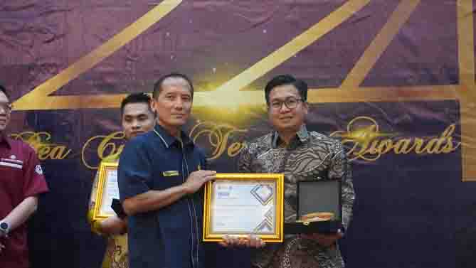 Kepala Kantor Harita Nickel Perwakilan Ternate, Dedi Hermansyah, saat menerima penghargaan Bea Cukai Ternate Award 2024 dari Kakanwil Ditjen Perbendaharaan Provinsi Maluku Utara, Tunas Agung Jiwa Brata.