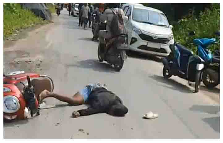 Jasad Korban tewas saat hendak menyalip truk (1)