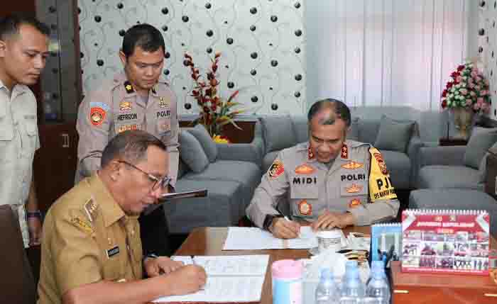 Penandatangan Surat hiba gedung MC oleh walikota ternate