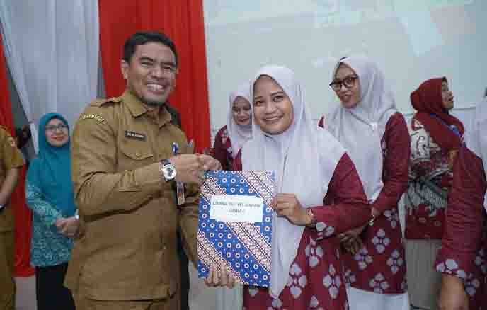 Penyerahan hadian kepada pemenang lomba yel-yel