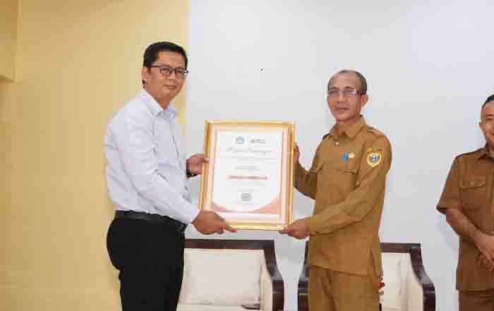Perwakilan BPMP Provinsi Malut Muh Mustopa Ali Masyhar, Menyerahkan Piagam Penghargaan