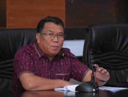 Sekretaris Daerah Kota Tidore Kepulauan Ismail Dukomalamo saat melepaskan peserta Pawai Ta'aruf Musabaqah Tilawatil Qur'an Ke-30 Tahun 2024