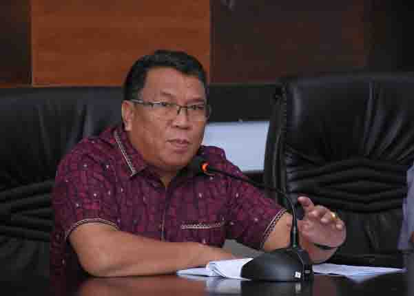 Sekretaris Daerah Kota Tidore Kepulauan Ismail Dukomalamo saat melepaskan peserta Pawai Ta'aruf Musabaqah Tilawatil Qur'an Ke-30 Tahun 2024