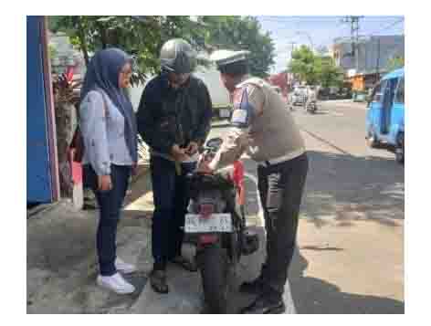 Seorang pengendara sementar diminta surat kelengkapan motor