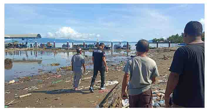 Wakil Wali Kota Tidore Kepulauan Muhammad Sinen meninjau kondisi aliran sungai pasca banjir di sekitar Pelabuhan Sofifi___