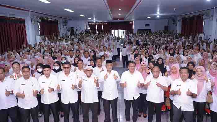 Walikota Tidore Kepulauan Capt H_ Ali Ibrahim didampingi Sekretaris Daerah H_ Ismail Dukomalamo memberikan arahan pada tatap muka Bersama PPPK Tidore sekaligus Sosialisasi Pengisian D