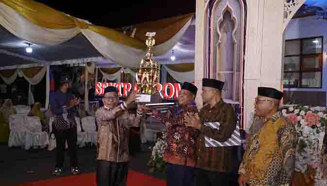 Asisten Sekda Bidang Administrasi Umum, Drs_ Yakub Husain, M_Si (kiri) menyerahkan Piala Bergilir Juara Umum kepada Camat Tidore Utara Ade Soninga (2)