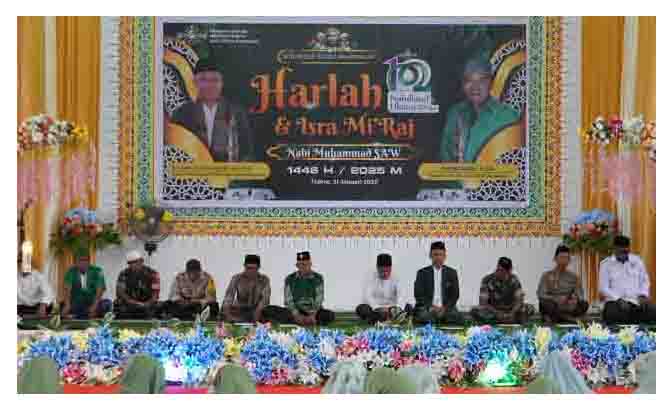 Acara peringatan tersebut berlangsung di Aula Pondok Pesantren Harisul Khairaat Ome