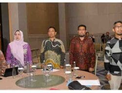 Asisten Sekda Syofyan Saraha (kedua kanan) mewakili Wali Kota Hadiri Launching Munas Apeksi ke 7 di Surabaya