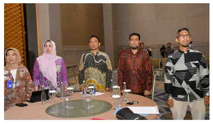 Asisten Sekda Syofyan Saraha (kedua kanan) mewakili Wali Kota Hadiri Launching Munas Apeksi ke 7 di Surabaya