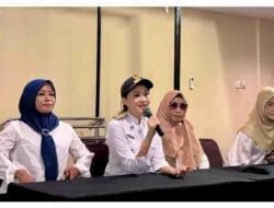 Gubernur Maluku Utara, Sherly Laos, menggelar konferensi pers usai tiba di Bela Hotel Ternate