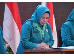Ketua TP PKK Kota Tidore Kepulauan Hj_ Rahmawati Muhammad Sinen saat mengikuti pelantikan (2)