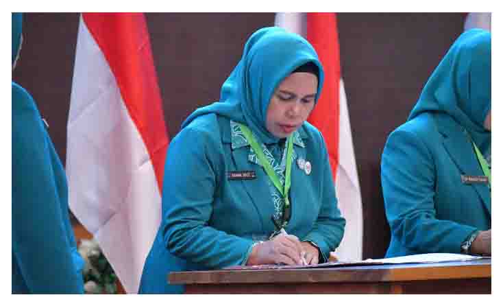 Ketua TP PKK Kota Tidore Kepulauan Hj_ Rahmawati Muhammad Sinen saat mengikuti pelantikan (2)