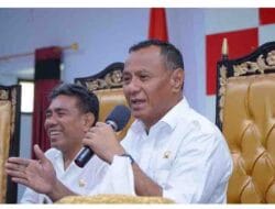 Wakil Walikota Tidore Kepualauan Ahmad Laiman menyampaikan arahan pada tatap muka dengan Tenaga Medis lima Puskesmas se-Pulau Tidore di Aula Sultan Nuku, Rabu 12 Maret 2025 (3)