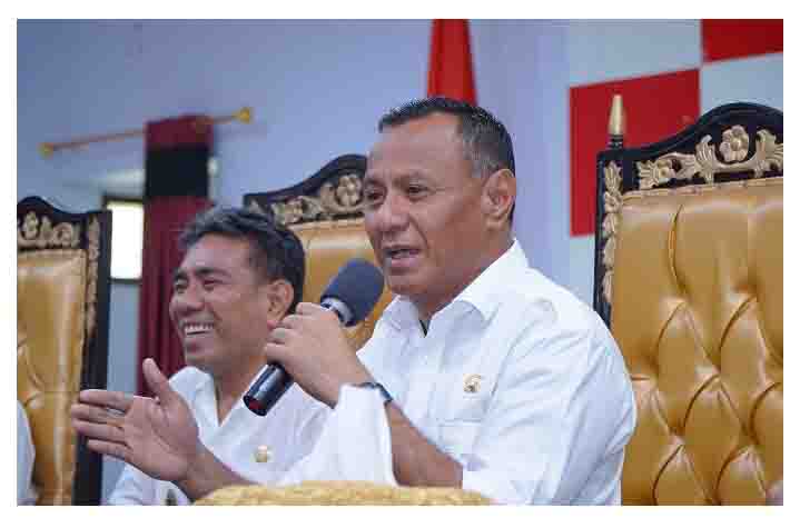 Wakil Walikota Tidore Kepualauan Ahmad Laiman menyampaikan arahan pada tatap muka dengan Tenaga Medis lima Puskesmas se-Pulau Tidore di Aula Sultan Nuku, Rabu 12 Maret 2025 (3)