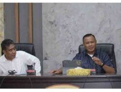 Wali Kota Tidore Kepulauan Muhammad Sinen, SE (kanan) memimpin Rapat bersama OPD di Lingkup Pemerintah Kota Tidore Kepulauan di ruang rapat Walikota, Kantor Walikota Tidore Kepulauan, Rab