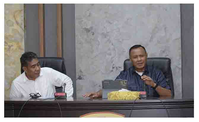 Wali Kota Tidore Kepulauan Muhammad Sinen, SE (kanan) memimpin Rapat bersama OPD di Lingkup Pemerintah Kota Tidore Kepulauan di ruang rapat Walikota, Kantor Walikota Tidore Kepulauan, Rab