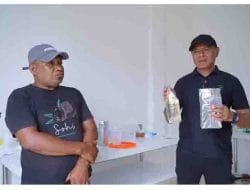 Wali Kota Tidore Kepulauan Muhammad Sinen, SE memperlihatkan minyak Sohi dan bahan bakar briket di Sentra IKM Kelapa terpadu Akelamo Kecamatan Oba Tengah, Minggu (2332026)