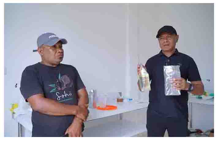 Wali Kota Tidore Kepulauan Muhammad Sinen, SE memperlihatkan minyak Sohi dan bahan bakar briket di Sentra IKM Kelapa terpadu Akelamo Kecamatan Oba Tengah, Minggu (2332026)