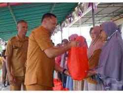 Wali Kota Tidore Kepulauan Muhammad Sinen, SE menyerahkan bantuan Sosial berupa paket Bahan Kebutuhan pokok gratis kepada penerima di kantor Kecamatan Tidore Utara (5)