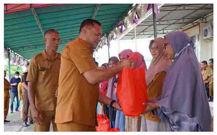 Wali Kota Tidore Kepulauan Muhammad Sinen, SE menyerahkan bantuan Sosial berupa paket Bahan Kebutuhan pokok gratis kepada penerima di kantor Kecamatan Tidore Utara (5)