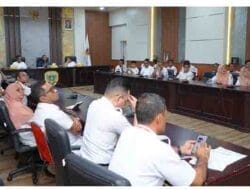 Wali Kota Tidore Kepulauan Muhammad Sinen,didampingi Wakil Walikota Tidore Ahmad Laiman mengikuti Zoom Meeting Peluncuran IIPKD MCP di ruang rapat Wali Kota, Kantor Wali Kota Tidore Kepulauan, (1)