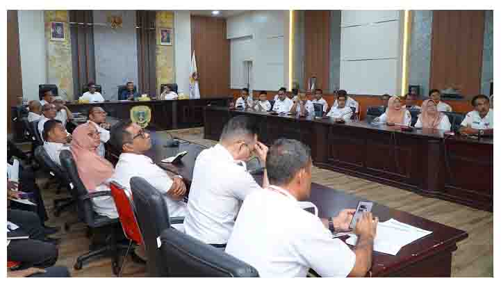Wali Kota Tidore Kepulauan Muhammad Sinen,didampingi Wakil Walikota Tidore Ahmad Laiman mengikuti Zoom Meeting Peluncuran IIPKD MCP di ruang rapat Wali Kota, Kantor Wali Kota Tidore Kepulauan, (1)