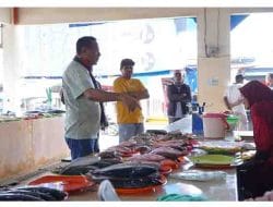 Walikota Tidore Kepulauan Muhammad Sinen, SE mengunjungi sekaligus meninjau aktivitas Pasar Ikan Galala, Desa Galala (3)