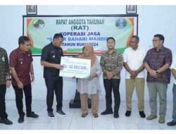 Walikota Tidore Kepulauan Muhammad Sinen, SE menyerahkan Jaminan Sosial ketenagakerjaan kepada ahli waris (1)