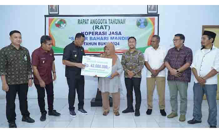 Walikota Tidore Kepulauan Muhammad Sinen, SE menyerahkan Jaminan Sosial ketenagakerjaan kepada ahli waris (1)