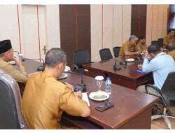 Asisten Sekda Bidang Perekonomian Dan Pembangunan Taher Husain, S.IP memberikan arahan pada Rakor Live Opertion penerapan Katalog Eletronik Versi 6 di Ruang Rapat Sekda Kantor Wali Kota Tidore