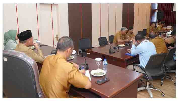 Asisten Sekda Bidang Perekonomian Dan Pembangunan Taher Husain, S.IP memberikan arahan pada Rakor Live Opertion penerapan Katalog Eletronik Versi 6 di Ruang Rapat Sekda Kantor Wali Kota Tidore