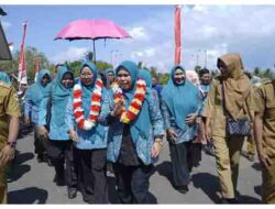 Ketua TP PKK Kota Tidore Kepulauan Hj. Rahmawati Muhammad Sinen bersama Ketua I TP PKK Sumiyati Ahmad Laiman melakukan Penilaian Lomba 10 Program Pokok PKK