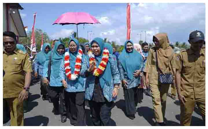 Ketua TP PKK Kota Tidore Kepulauan Hj. Rahmawati Muhammad Sinen bersama Ketua I TP PKK Sumiyati Ahmad Laiman melakukan Penilaian Lomba 10 Program Pokok PKK