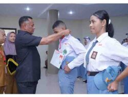 Penyematan tanda peserta secara simbolis oleh Wali Kota Tidore Kepulauan Muhammad Sinen, SE kepada peserta Seleksi Calon Paskibraka Kota Tidore Kepulauan Tahun 2025