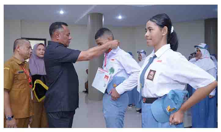 Penyematan tanda peserta secara simbolis oleh Wali Kota Tidore Kepulauan Muhammad Sinen, SE kepada peserta Seleksi Calon Paskibraka Kota Tidore Kepulauan Tahun 2025