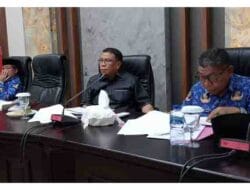 Sekertaris Daerah Kota Tidore Kepulauan Ismail Dukomalamo (Tengah) Mengikuti Sosialisasi Pedoman Penilaian MSCP Tahun 2025 Di Ruang Rapat Walikota,Kamis (1742025).