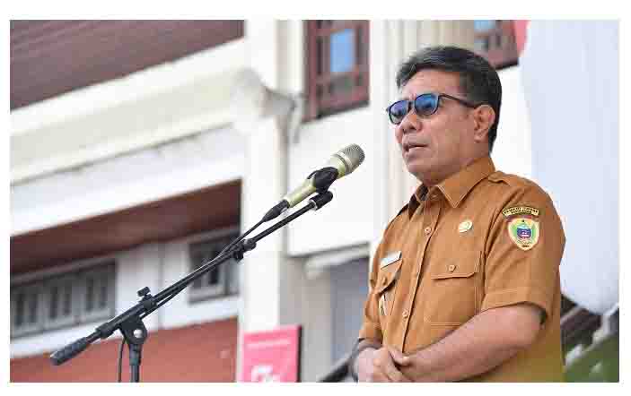 Wakil Wali Kota Tidore Kepulauan Ahmad Laiman, S.Sos memberikan Arahan Pada Apel Gabungan di Halaman Kantor Walikota Tidore kepulauan, Senin (2142029)